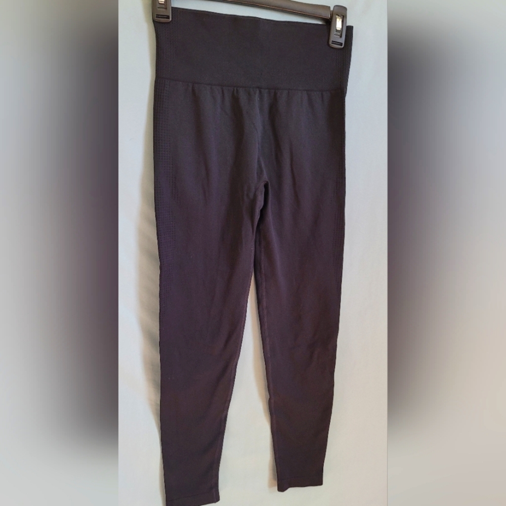 NWOT -Contour Scrunch Butt Leggings
